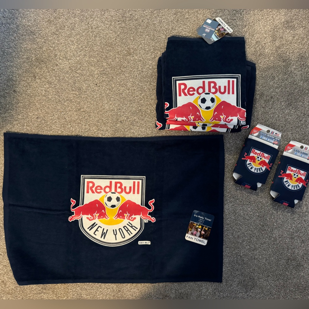 NWT Red Bull New York 4 Fan Towels & 2 Can Coolers